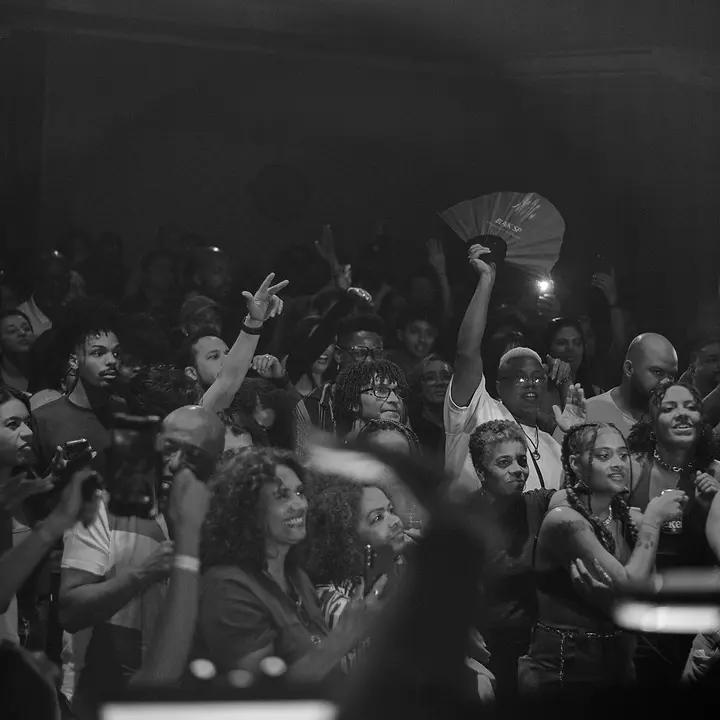 A plateia do Black Music Live vista do palco, de braços pro alto