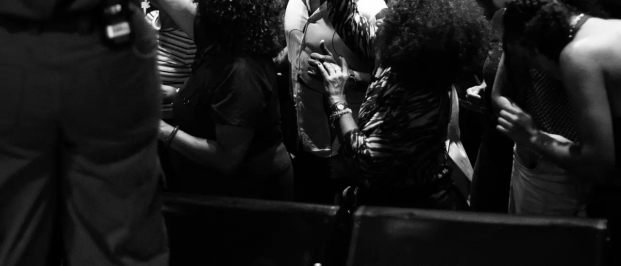 A plateia do Black Music Live lotando a frente do palco, de braços pro alto
