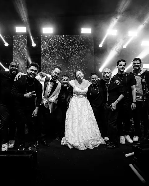 A Black SP no palco com a noiva, ao fim do show de um casamento