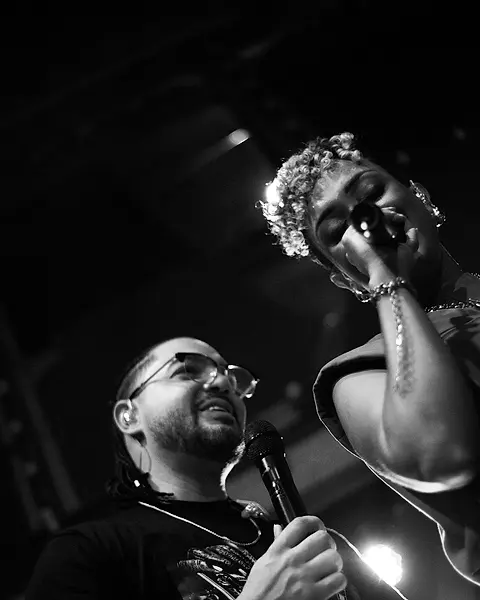 Carol e Daniel cantando juntos no Black Music Live