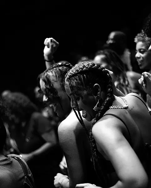 Público dançando colado ao palco no Black Music Live