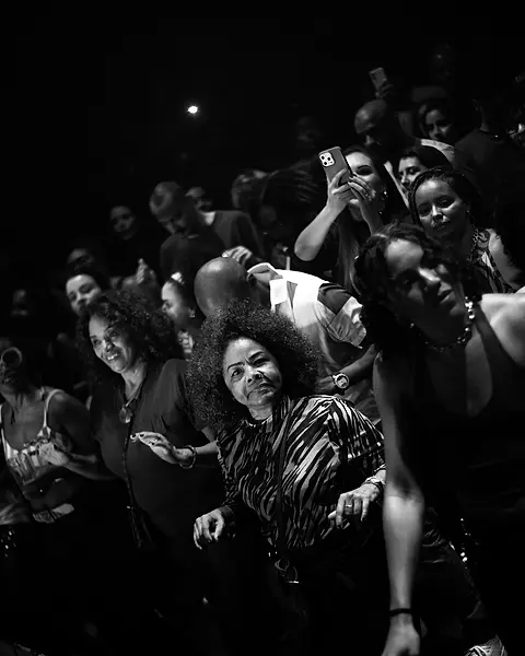 Plateia do Black Music Live cantando junto, colada ao palco