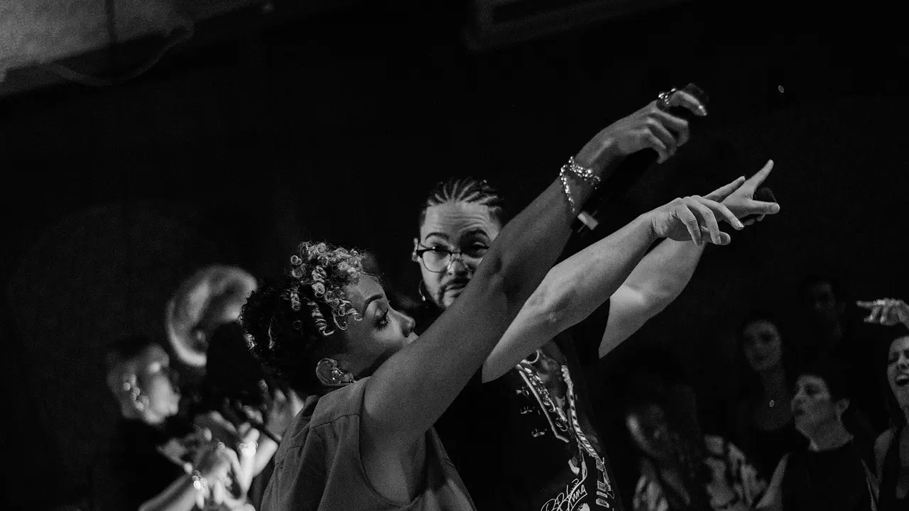 Carol e Daniel apontando pra plateia do Black Music Live