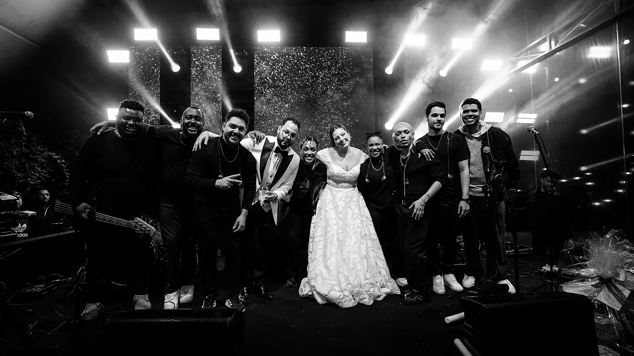 A Black SP no palco com a noiva, ao fim do show de um casamento