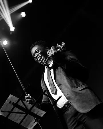 Violinista tocando com a Black SP