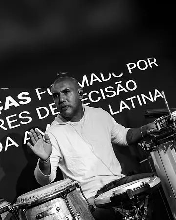Percussionista da Black SP nas congas