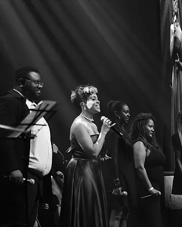 Vozes da Black SP cantando no palco