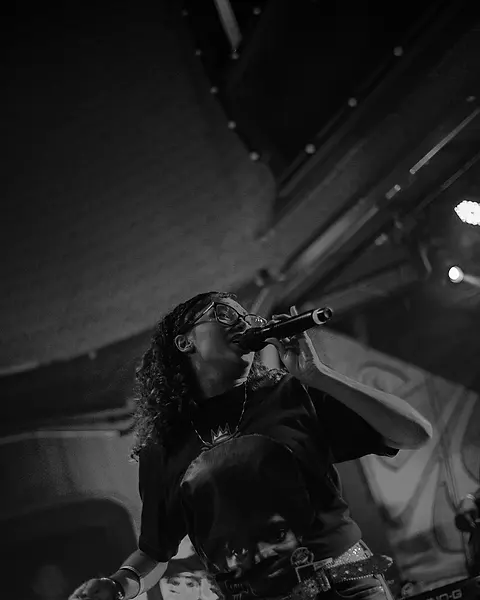 Cantora da Black SP soltando a voz na beira do palco
