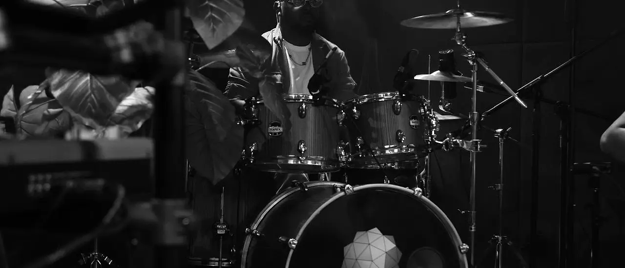 A bateria da Black SP no palco da live session, entre os teclados e os microfones